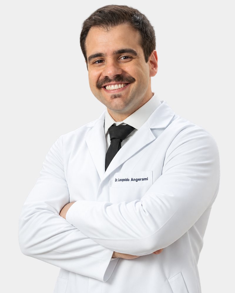 Dr. Leopoldo Angerami, cardiologista do esporte, no consultório
